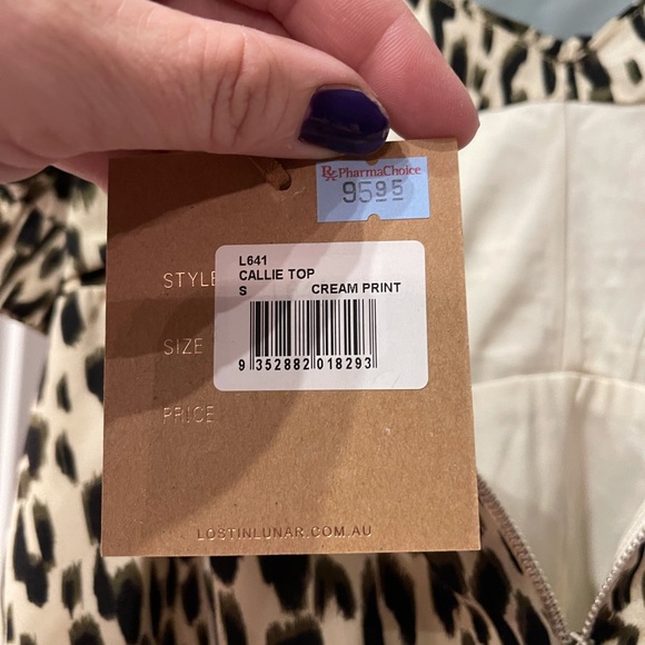 PRICE DROP ⬇️⬇️Adorable top with so many beautiful feature - Picture 5 of 6